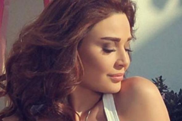 صورة وفيديو- سيرين عبد النور تستمع باللعب مع ابنتها وسط الثلوج