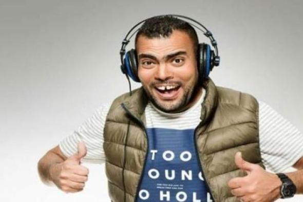 بالفيديو- خالد عليش يسخر من بعض الكتب في معرض الكتاب .. ويُلقي قصيدة "هاتي بوسه"