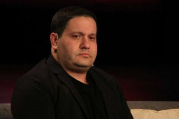 ادوارد يتذكر والدته الراحلة بهذه الصورة