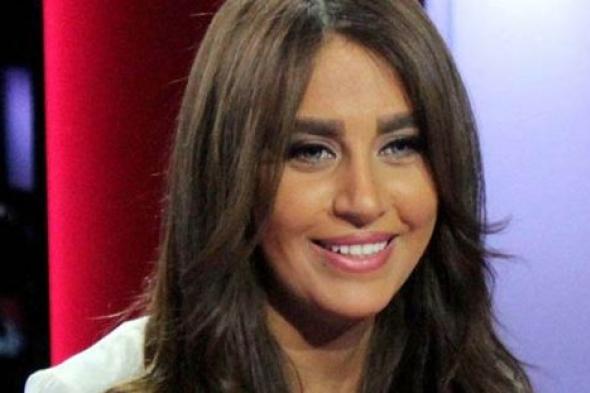بالفيديو- مذيع mbc يفاجئ سهام صالح ويهديها ورد علي الهواء