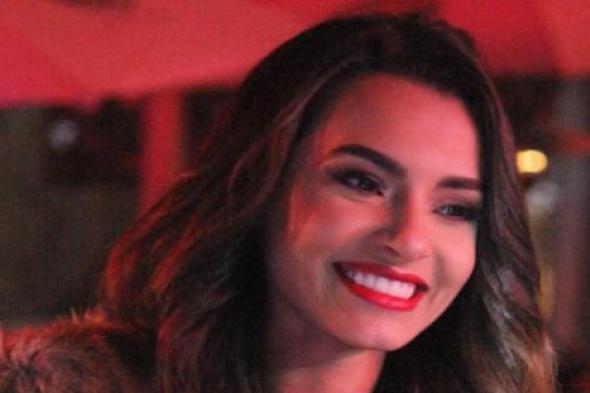 كارمن سليمان  تتحدى برودة الجو على مسرح الجامعة البريطانية