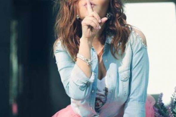 بالصور- إطلالة كلاسيكية لسميرة سعيد في جلسة تصوير جديدة