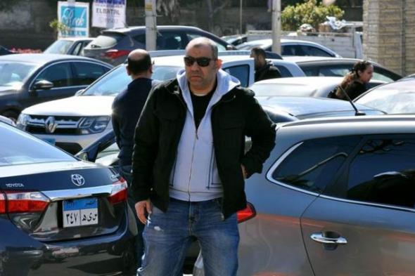 بالصور - أحمد السقا وماجد المصري يشاركان أمير كرارة في تشييع جنازة والده