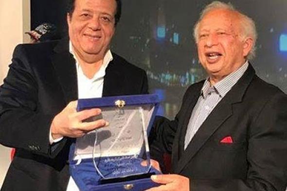 بالصور- هاني شنودة أثناء تكريمه بجمعية مسافرون: هكذا اكتشفت عمرو دياب ومنير