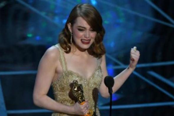 #أوسكار_2017.. بالفيديو- أول رد فعل من إيما ستون بعد خطأ جائزة أفضل فيلم