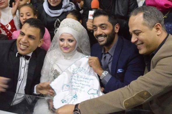 بالصور والفيديو-  أحمد فلوكس يشهد على عقد قران أحد معجبيه في منطقة شعبية