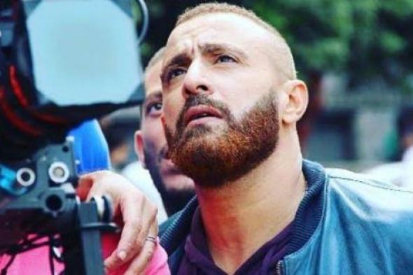 أحمد السقا يدعو إثنان من معجبيه لمشاهدة أحدث أفلامه "هروب اضطراري" بعد ذلك الموقف