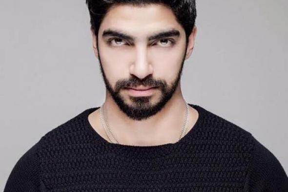 بالصور- مينا عطا يفاجيء حبيبته بطلب يدها