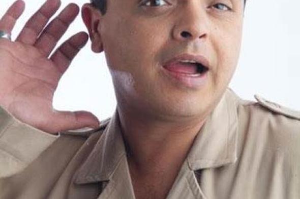 صورة - محمد هنيدي يسخر من كاهن عبدة الشيطان