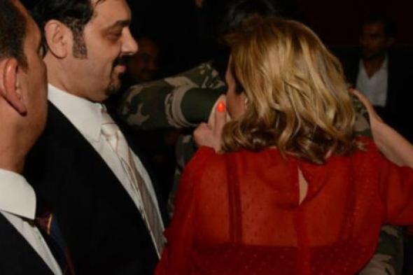 صورة- ريم البارودي تقبّل يد فيفي عبده