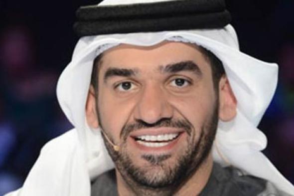 صورة- حسين الجسمي يؤدي مناسك العمرة