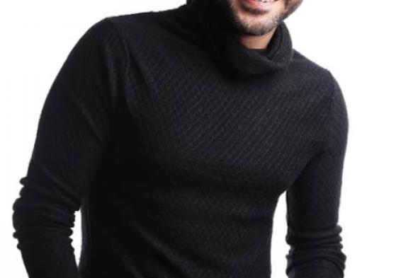 محمد عز يبعث رسالة حب لزوجته في صورة تجمعهما سويا