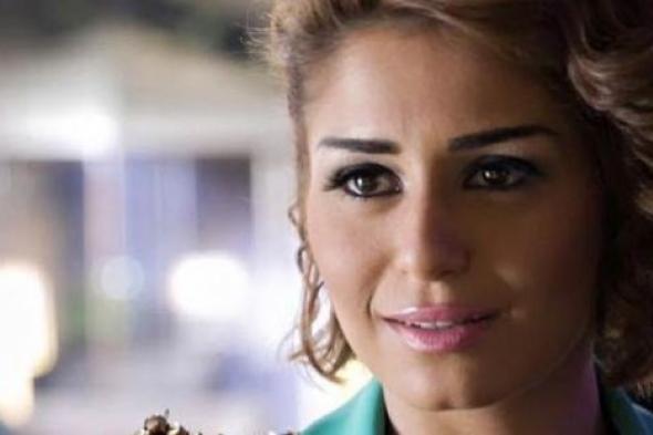 بالفيديو- منة فضالي في بث مباشر مع جمهورها