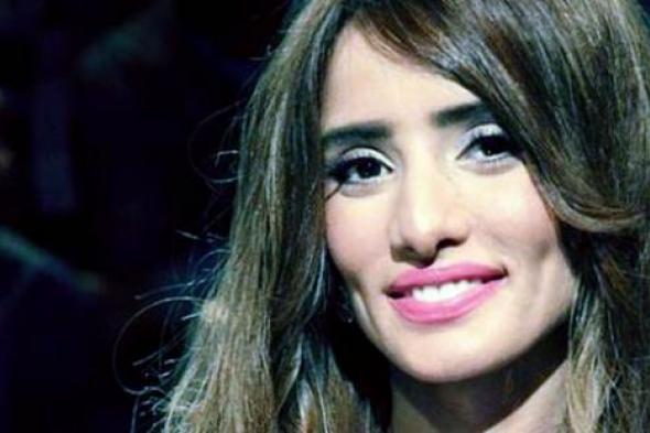 صورة- زينة تخضع لجلسة تصوير بعدسة ابنها.. هكذا ظهرت وهي نائمة