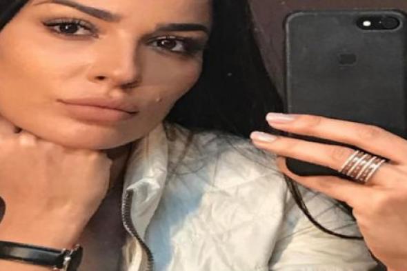 بالفيديو- نادين نسيب نجيم تكشف سر ارتدائها لحذائين مختلفين في أحد مشاهد مسلسل "الهيبة".. ظرف صعب