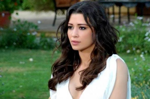 صورة - أروى جودة بزي لص وشارب في احتفالات "الهالوين"