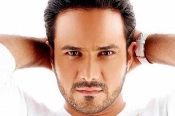 بالصور- محمد رجب يوقع عقد "بيكيا" مع السبكي