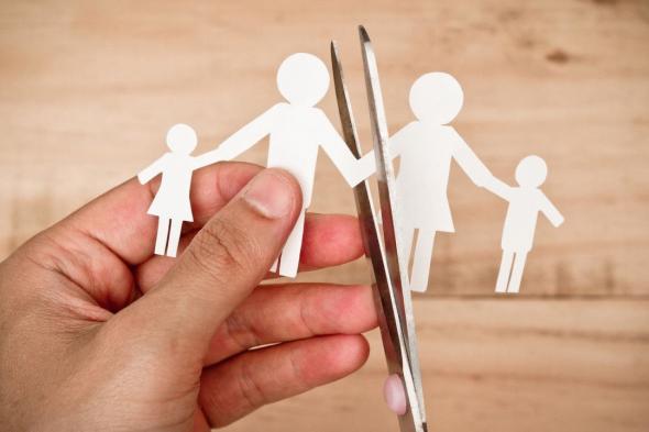 نجم عالمي يحتفل بطلاقه.. ويوجه رسالة حب لزوجته!