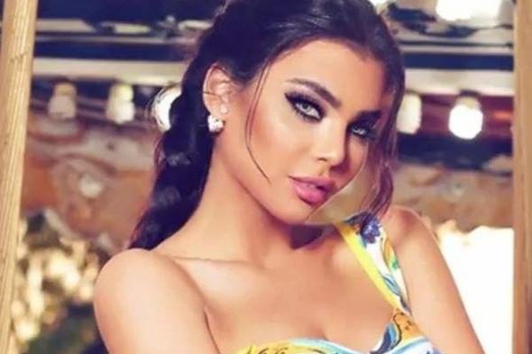 بالصورة.. رسالة من "قمر" بإصبعها الأوسط!