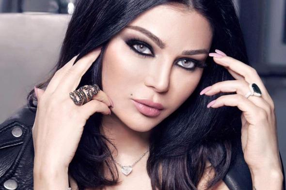 بالفيديو.. هيفا وهبي تتناول الحلوى وترقص مع هذا الرجل