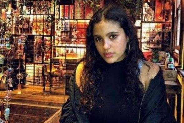 بالصور.. جنى عمرو دياب تثير ضجة بملابسها الجريئة وكلماتها النابية