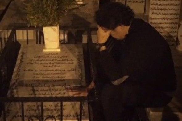 بالفيديو.. راغب علامة يبكي بحرقة على قبر والدته