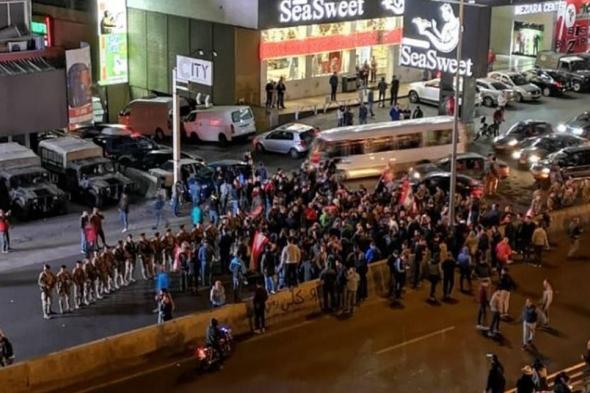 وسط هتافات الثورة.. معتصمون يقطعون أوتوستراد الزوق (فيديو) 

#lebanon24

 via @Lebanon24