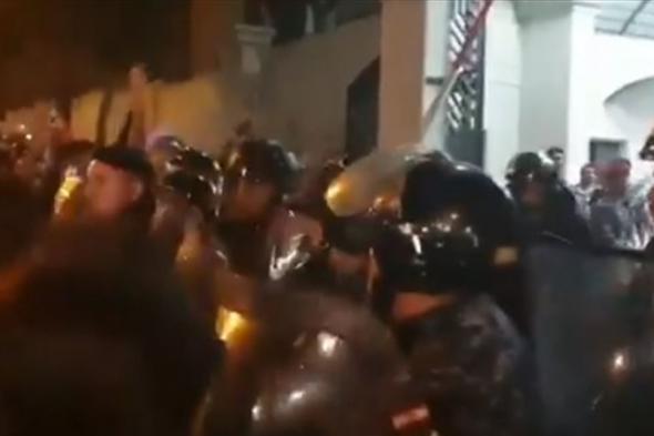 حالة من الهرج والمرج أمام مدخل ثكنة الحلو (فيديو) 
#لبنان
#lebanon24
 via @Lebanon24