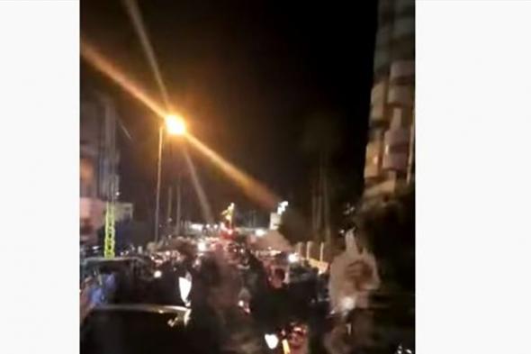 تظاهرة أمام منزل سمير الخطيب (فيديو) 

#lebanon24

 via @Lebanon24