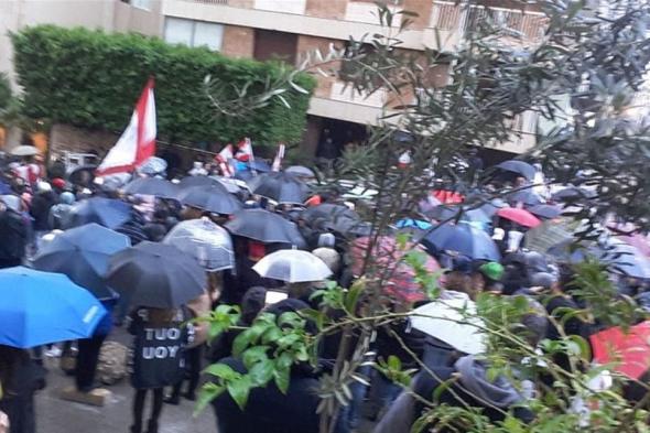 تظاهرة أمام منزل دياب (فيديو) 
#لبنان
#lebanon24
 via @Lebanon24