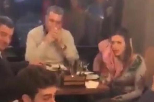 وسط هتافات المحتجين.. هذا ما حصل مع الفرزلي في أحد مطاعم الجميزة (فيديو) 

#lebanon24

 via @Lebanon24