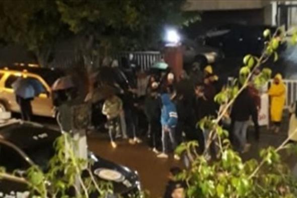 متظاهرون يتجمعون أمام مبنى "الجديد" تنديداً بمقابلة #باسيل  
#لبنان
#lebanon24
 via @Lebanon24