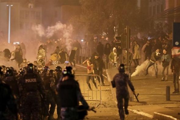 أعمال الشغب تعود الى شوارع طرابلس... من البلدية الى السرايا والمصارف (صور وفيديو)  via @Lebanon24 
#lebanon24