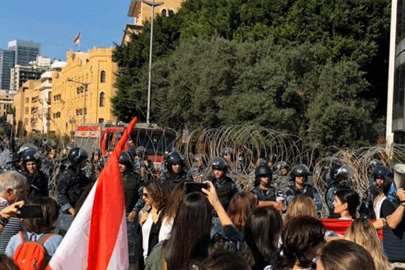 تجمع عدد من المحتجين أمام مدخل مجلس النواب احتجاجاً على الوضع المعيشي (فيديو) 
#lebanon24
 via @Lebanon24