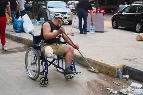 صورة بألف كلمة من بيروت.. رجل مُقعد يشارك في عمليات التنظيف 

#lebanon24

 via @Lebanon24